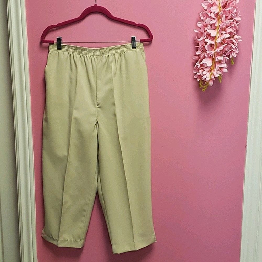 Shelly 💕💕David 3/4 Length Cropped Pants Beige